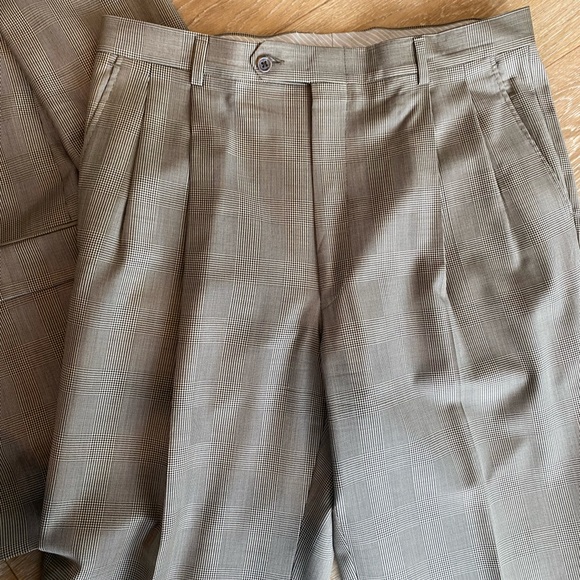 Mens Burberry suite. Coat-40lg pants-34lg - Picture 7 of 12